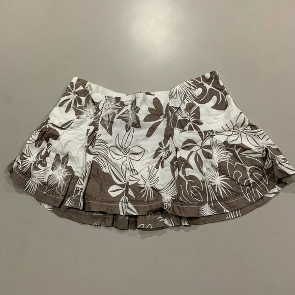 Adorable mini skirt with fun pattern - Picture 1 of 2